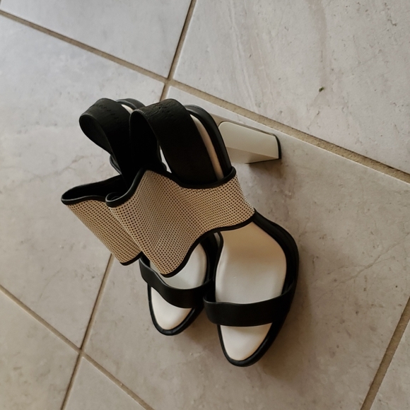 Bcbgmaxaria sandals heel 4.5 brand new size⁰ 7.5 B - Picture 2 of 4